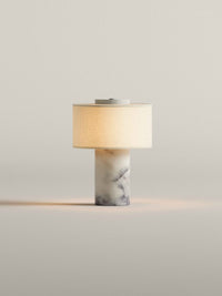 (Light Veining) Auríe Portable Lamp | Calacatta Viola Marmor & Hør | 25 cm