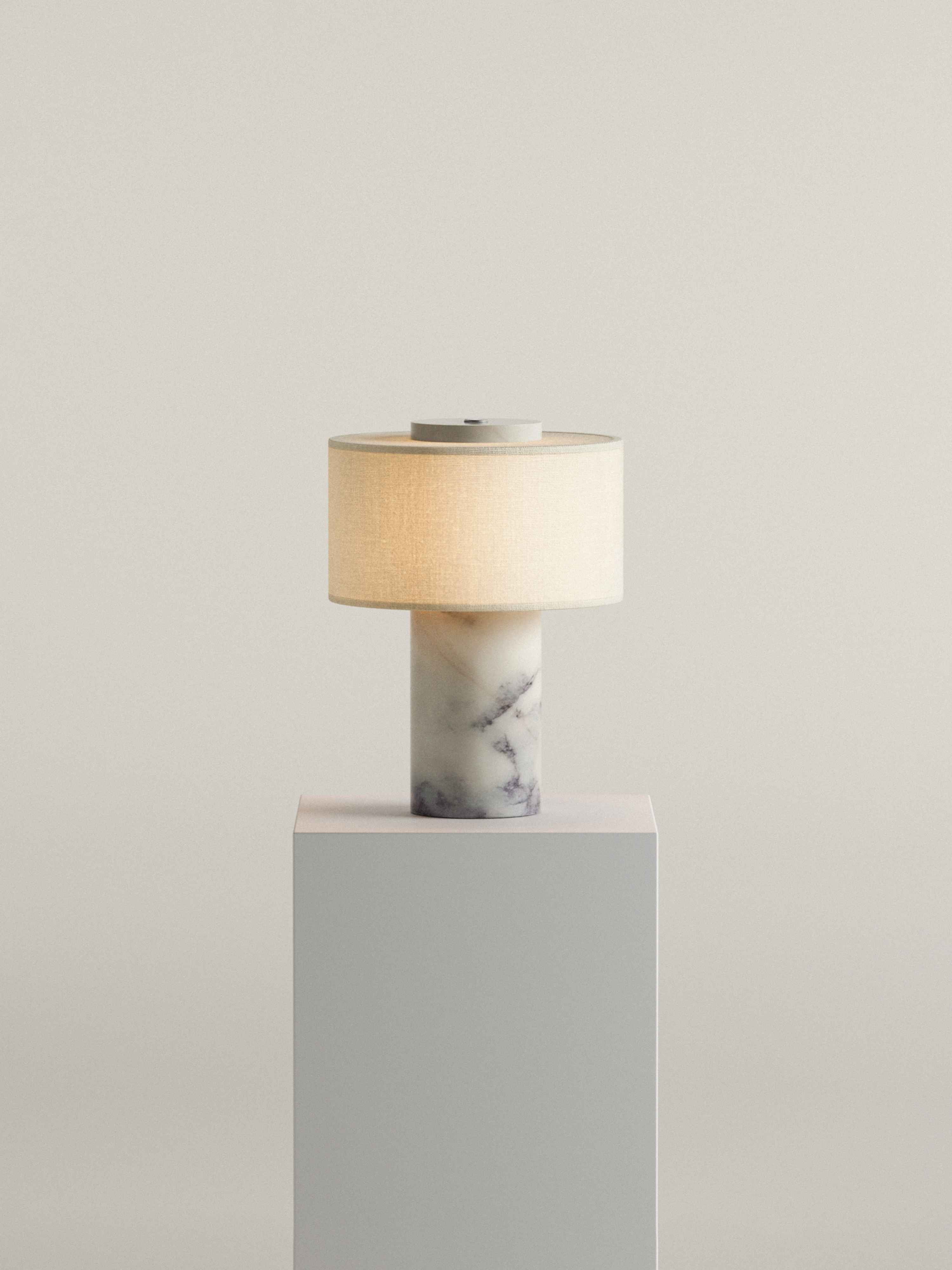 (Sample Sale) Auríe Portable Lamp | Calacatta Viola Marmor & Hør | 25 cm