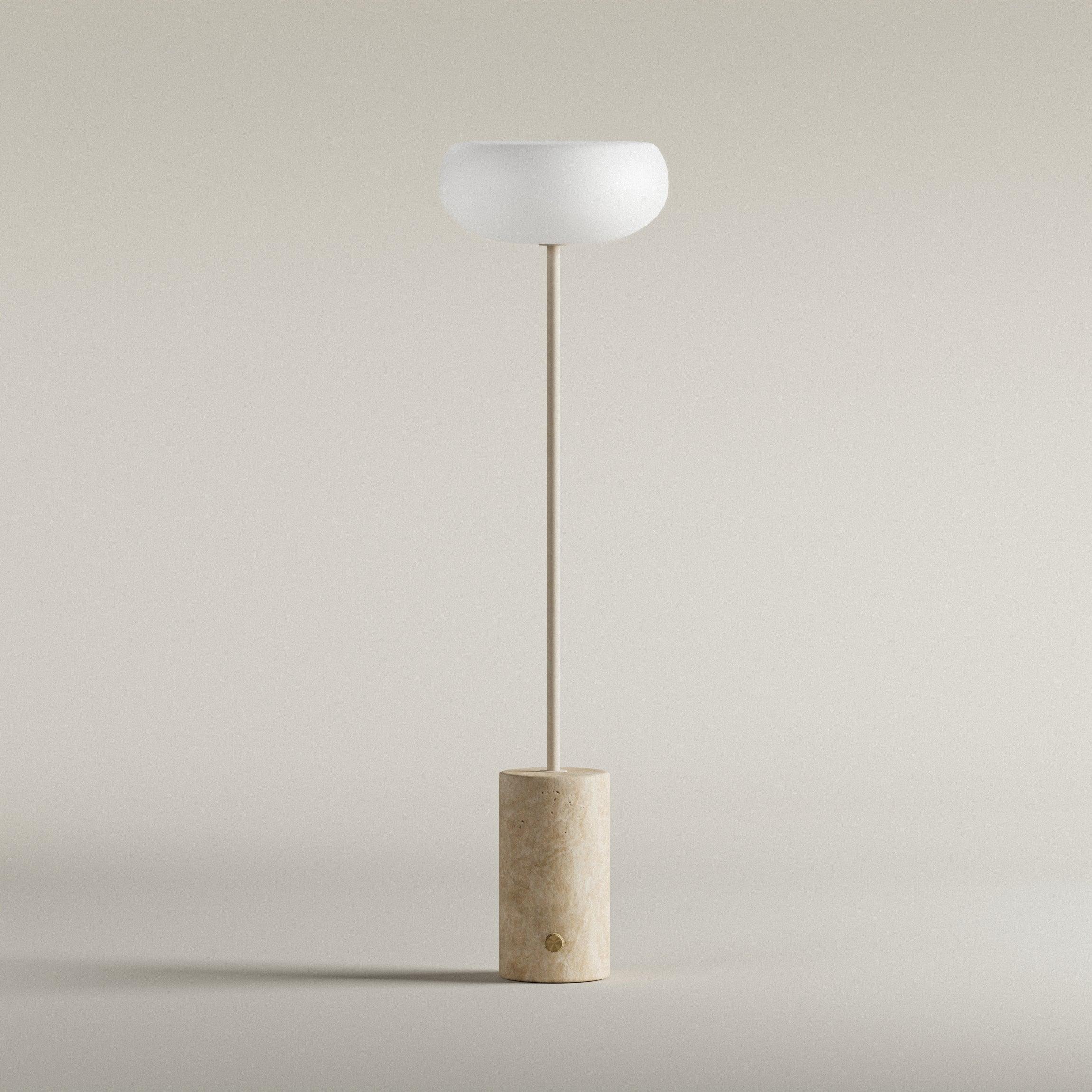 Aurum Gulvlampe | Travertine & Opalglas - Blossholm