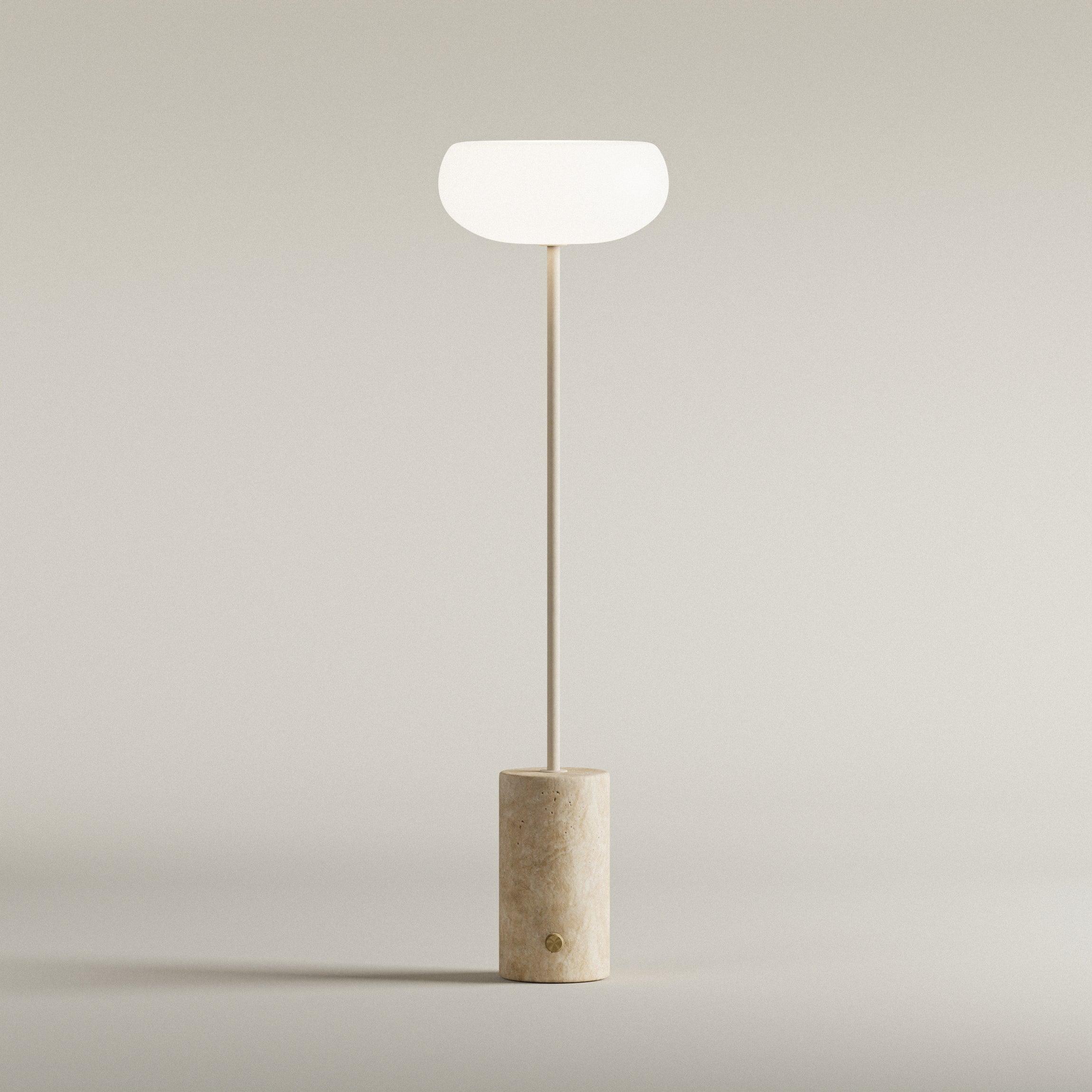 Aurum Gulvlampe | Travertine & Opalglas - Blossholm