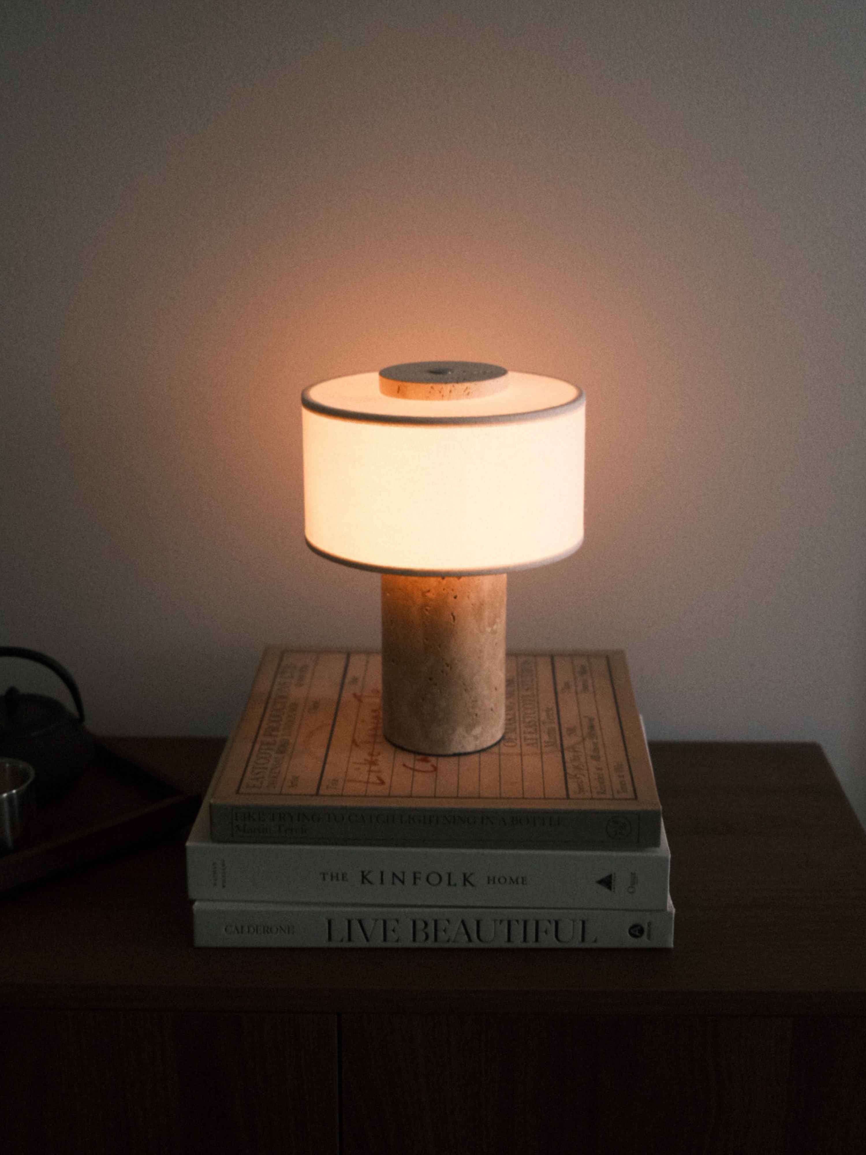 Auríe Portable Lamp | Travertin & Hør | 25 cm