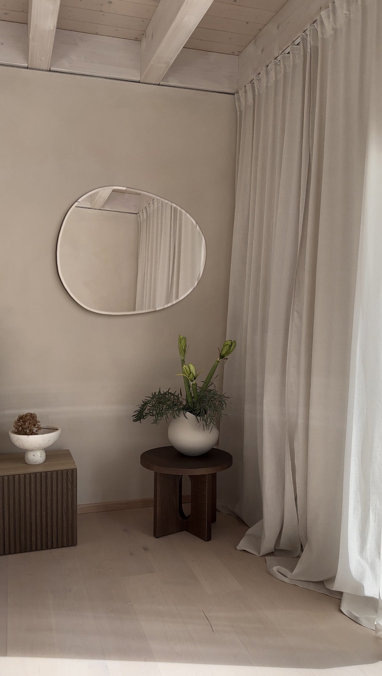 Plump Mirror Medium | 70 x 63 cm. - Blossholm