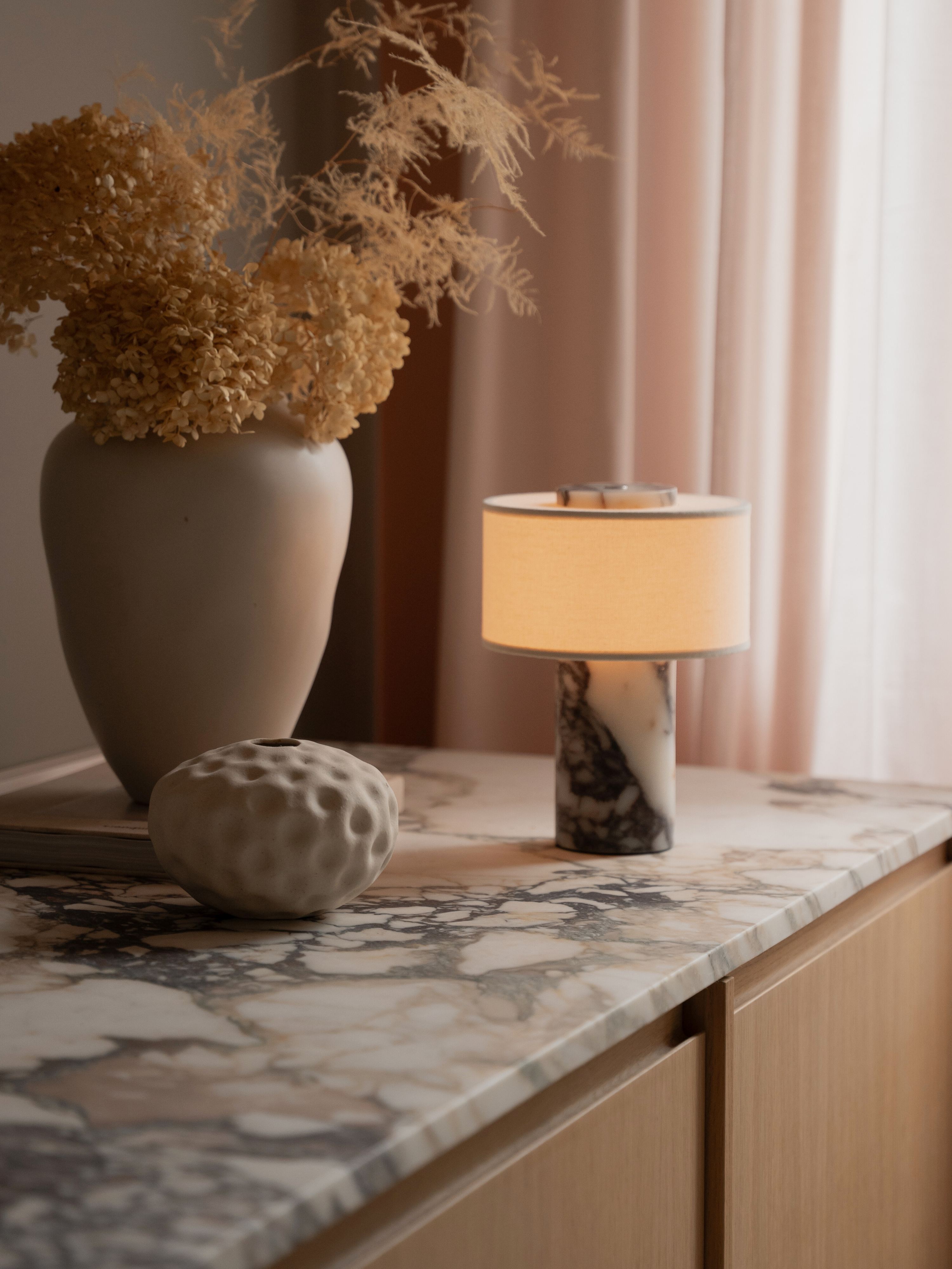 Auríe Portable Lamp | Calacatta Viola Marmor & Hør | 25 cm