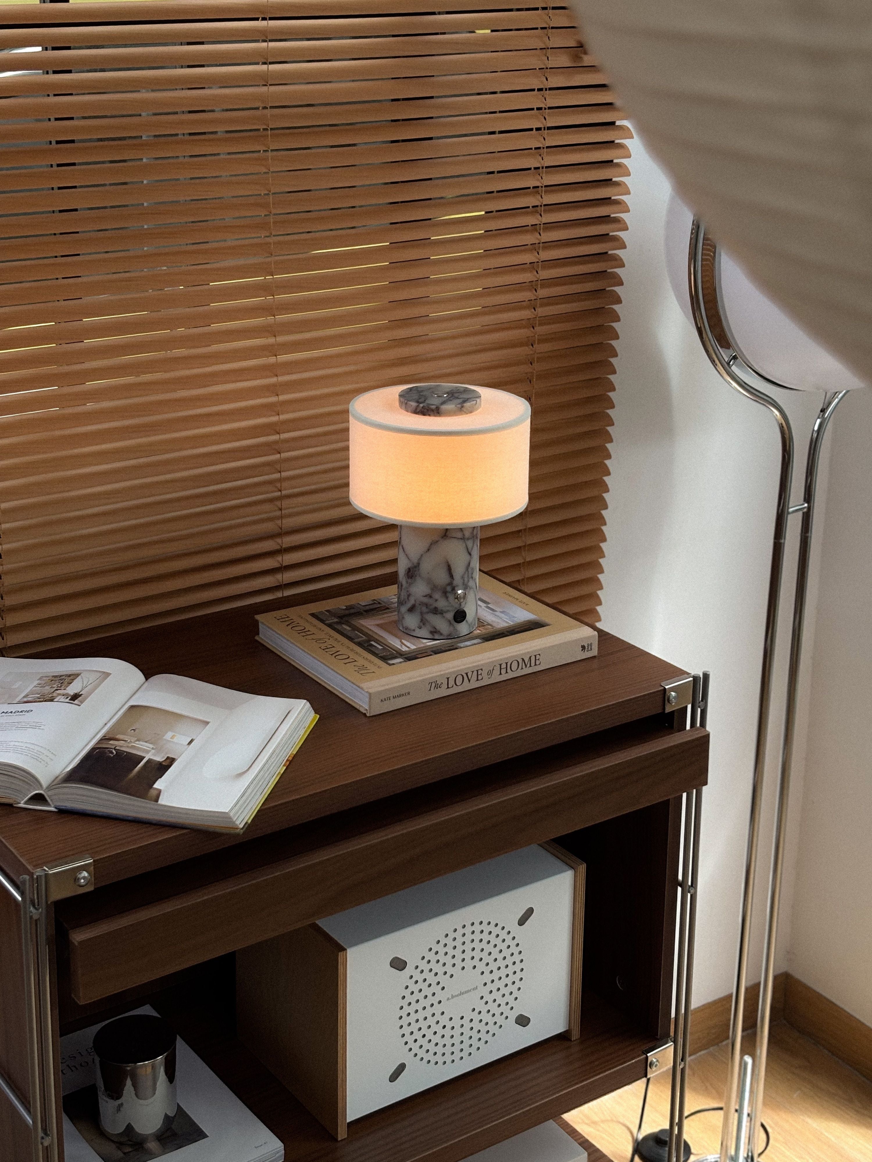 Auríe Portable Lamp | Calacatta Viola Marmor & Hør | 25 cm