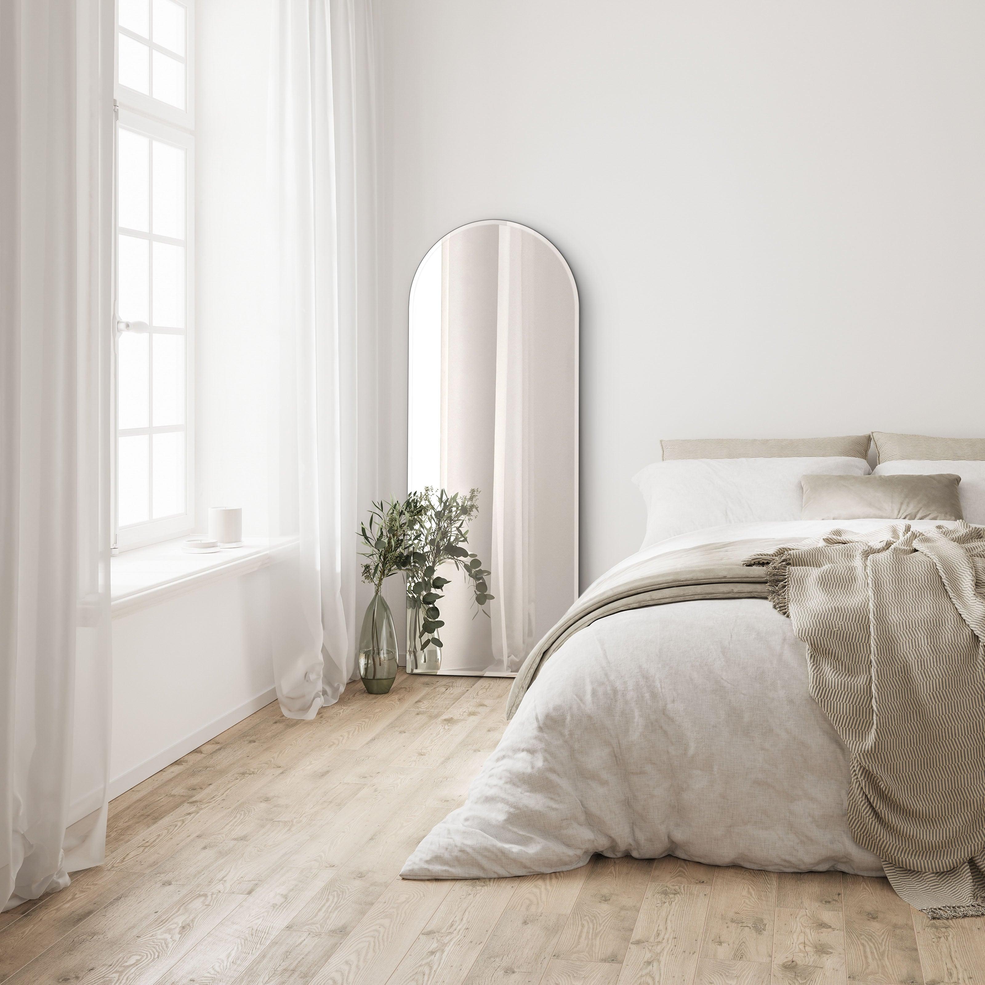 Arko mirror no. 3 fremstår smukt i soveværelset | XL - Blossholm